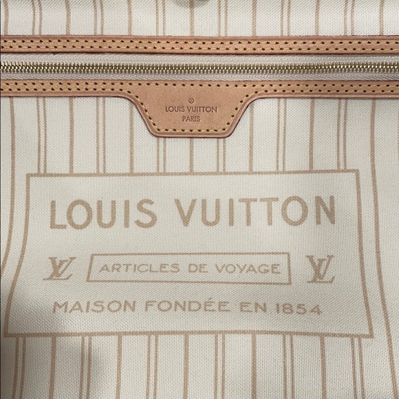 Louis Vuitton Purse - Picture 7 of 12
